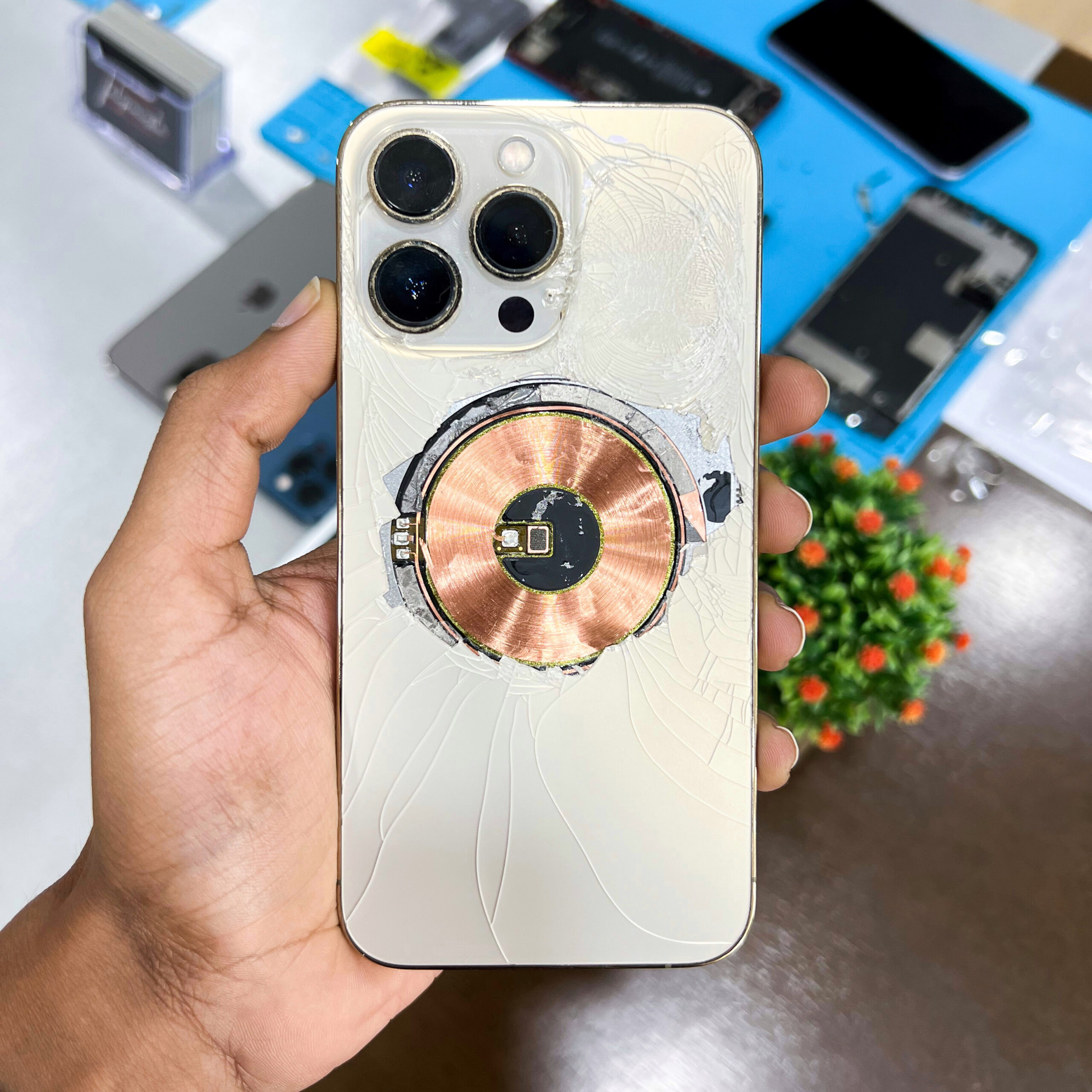 Gambar iPhone 12 Pro warna Gold dengan kaca belakang yang telah pecah. Solusinya adalah bawa ke Taliponiesta dan kami akan uruskan yang selanjutnya!