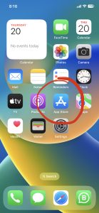 Screenshot bagi Home untuk sesebuah iPhone. App Store adalah aplikasi dengan logo berwarna biru