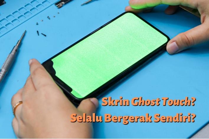 Gambar iPhone XS dengan skrin rosak, dengan caption: Skrin Ghost Touch Selalu Bergerak Sendiri