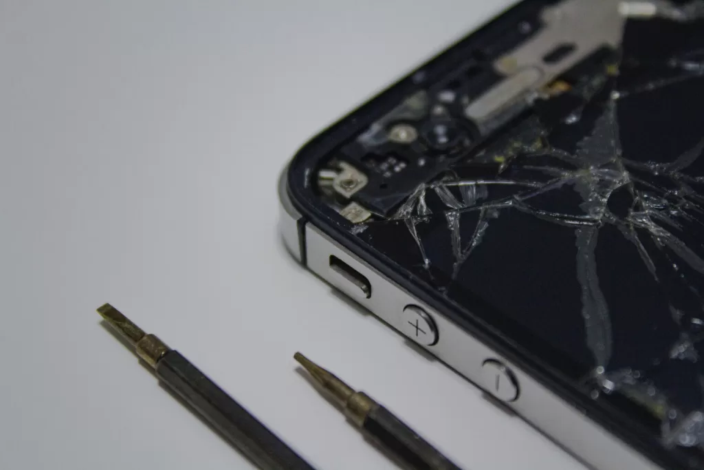Kenapa Skrin iPhone yang Pecah Tidak Dilindungi Waranti? Jadi Apa Guna Waranti?