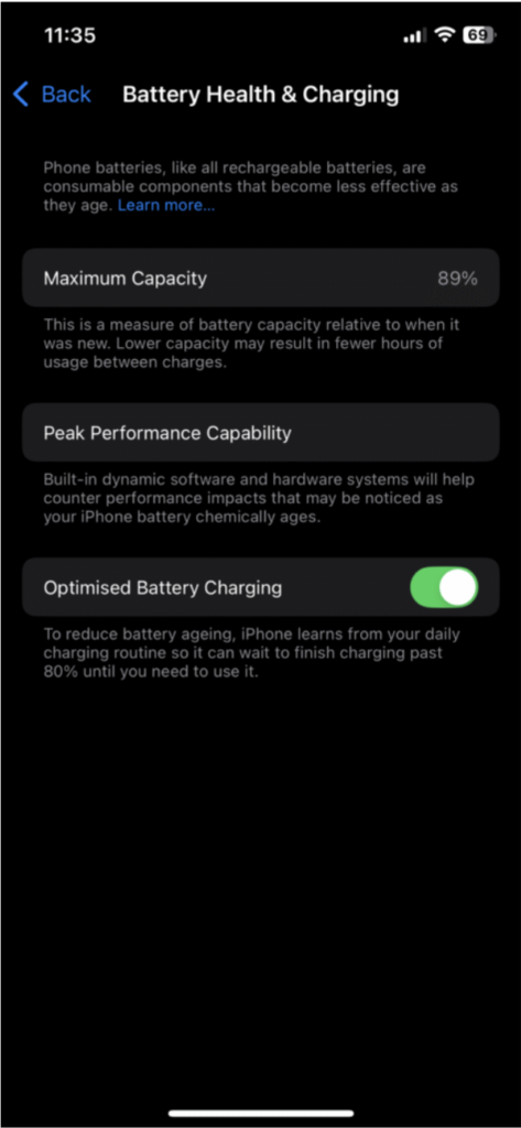 Screenshot yang menunjukkan Optimised Battery Charging dalam seting iPhone