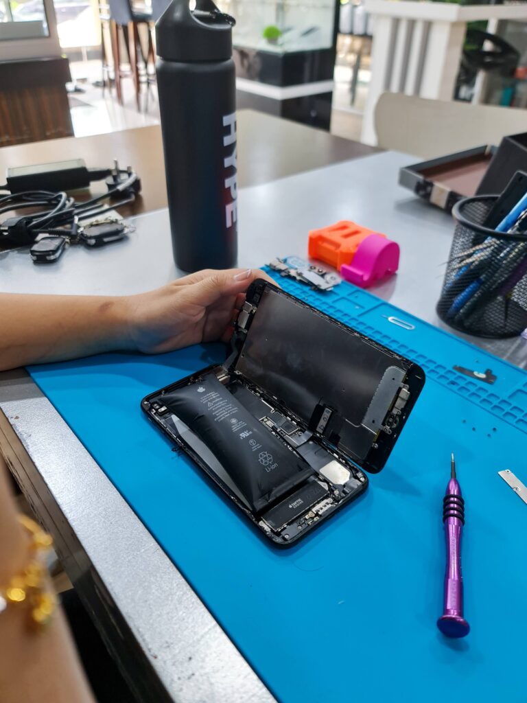 Gambar bateri iPhone yang dah kembung dengan teruk